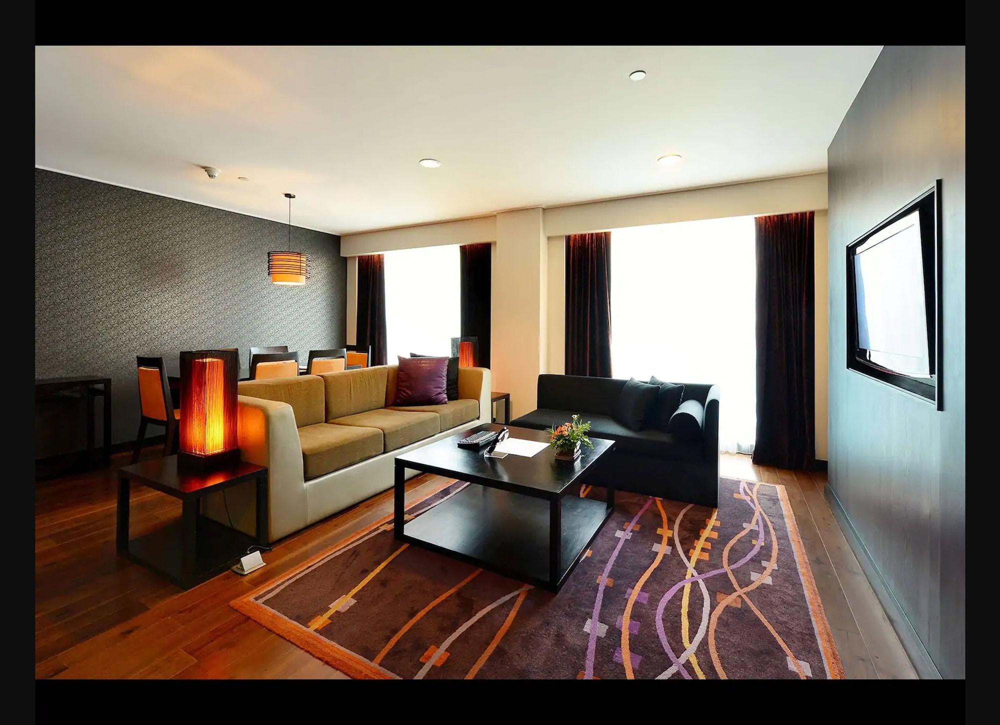 Radisson Suites Bangkok Sukhumvit Exterior photo