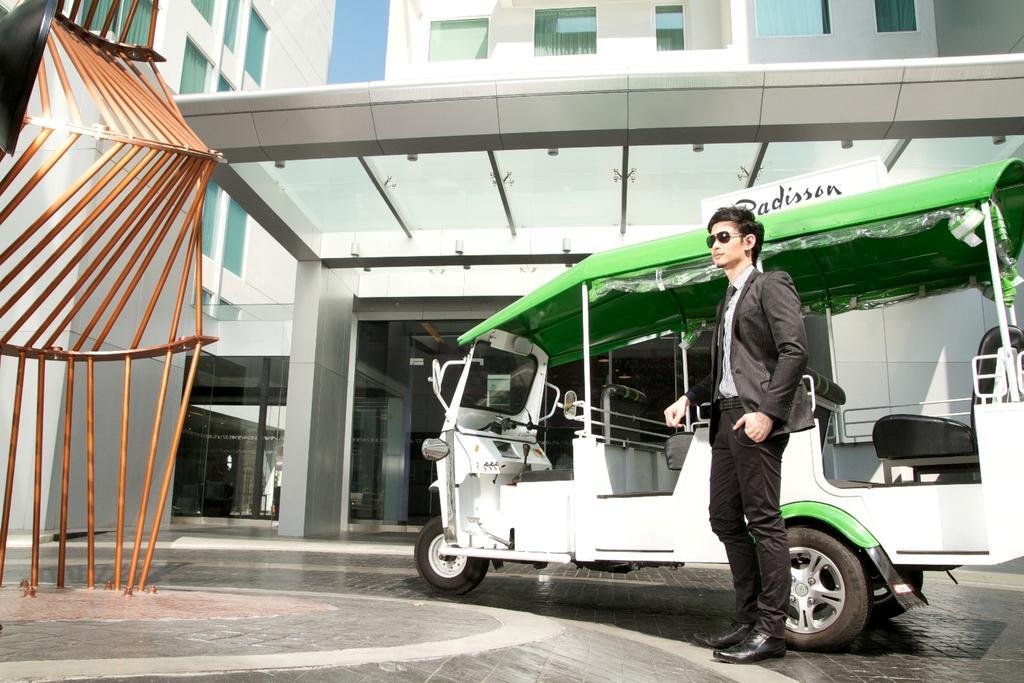 Radisson Suites Bangkok Sukhumvit Exterior photo